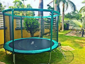 Assembling a trampoline 